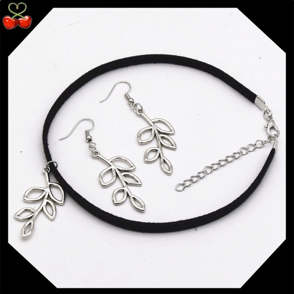 Mary's Cherries Boutique Jewelry - 🍒 OLIVE Leaf 🍃 Velvet Choker + Earrings Set